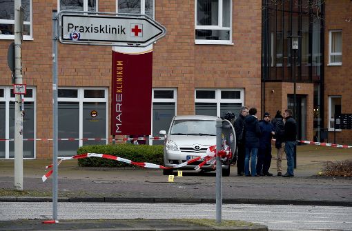 Schauplatz eines grausamen Verbrechens: Vor der Klinik in einem Vorort in Kiel hatte ein Mann am Mittwoch seine Ehefrau angezündet. Foto: dpa