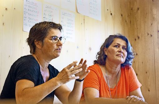 Claudia Volz (links) und Gabi Däubler engagieren sich in Gerlingen für Flüchtlinge – und stoßen oft auf Hindernisse. Foto: factum/Granville