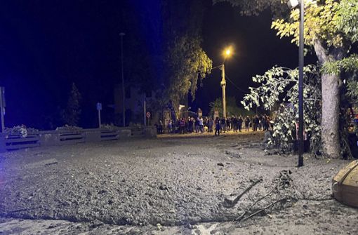 Eine nach dem Erdrutsch mit Schlamm und Geröll bedeckte Straße in Bardonecchia. Foto: dpa/Uncredited
