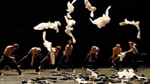 Szene aus der Choreografie „Minus 16“ von Ohad Naharin Foto: Regina Brocke