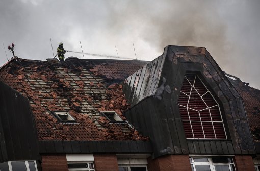 Stundenlang kämopften die Feuerwehrleute gegen die Flammen in einer Bochumer Klinik. Foto: dpa