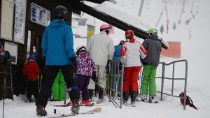 Skisportler stehen an einem Lift in Muggenbrunn. Foto: dpa
