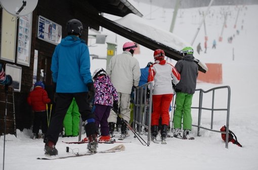 Skisportler stehen an einem Lift in Muggenbrunn. Foto: dpa