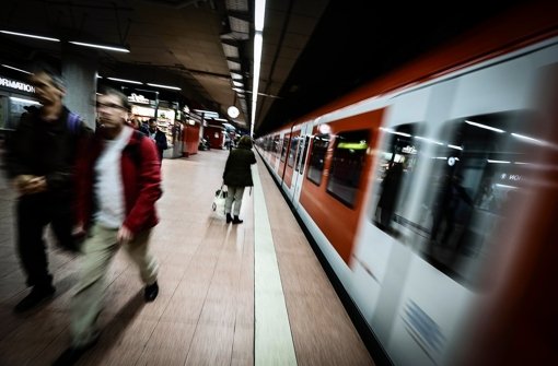 Würde keiner ein- oder aussteigen, wäre die S-Bahn ganz pünktlich. Foto: Leif Piechowski