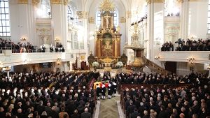 Viele prominente Politiker verabschiedeten Helmut Schmidt bei der Trauerfeier in Hamburg. Foto: dpa