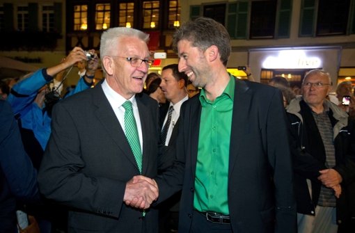 Der Grüne OB Boris Palmer (rechts) ist für eine begrenzte Aufnahme von Flüchtlingen. Damit stellt er sich auch gegen den grünen Ministerpräsidenten Winfried Kretschmann (links). Foto: dpa