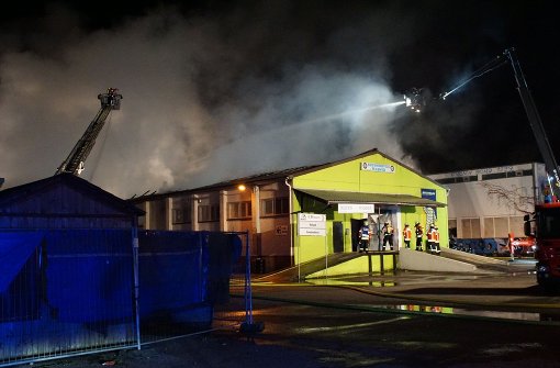 Am Donnerstagabend ist in Karlsruhe ein Brand in einer Lagerhalle ausgebrochen. Foto: SDMG