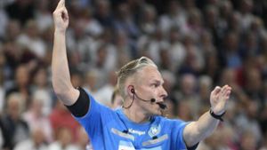 Pfiff das Handball-Bundesliga-Spitzenspiel in Hannover fast 40 Minuten alleine: Der Magdeburger Robert Schulze.  Foto: imago/Holsteinoffice Foto:  