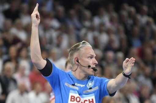 Pfiff das Handball-Bundesliga-Spitzenspiel in Hannover fast 40 Minuten alleine: Der Magdeburger Robert Schulze.  Foto: imago/Holsteinoffice Foto:  
