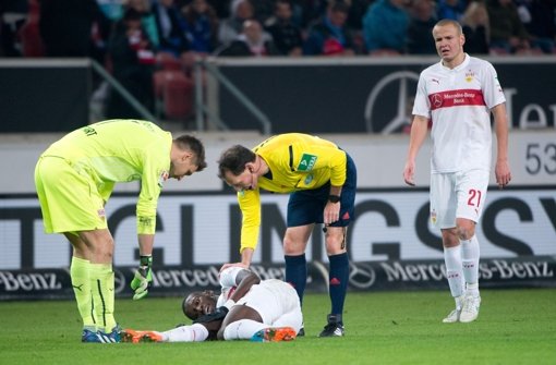 VfB-Verteidiger Antonio Rüdiger hat sich in der Schlussphase des 0:4 (0:3) in der Fußball-Bundesliga gegen den FC Schalke 04 vermutlich eine Verletzung am rechten Knie zugezogen.  Foto: dpa