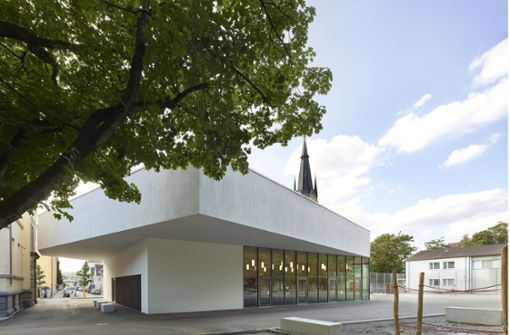Der Neubau der Mensa der Martin-Luther-Schule  in Bad Cannstatt mit dem weit auskragenden Dach wurde von dem Stuttgarter Architekturbüro Harris + Kurrle entworfen. Foto: Roland Halbe/Roland Halbe
