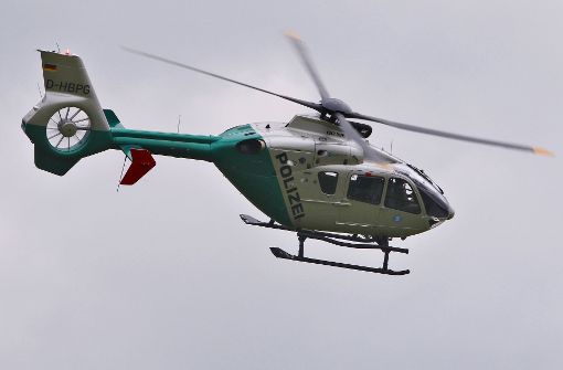 Die Polizei sucht auch mit einem Hubschrauber nach dem geflüchteten Mann (Symbolbild). Foto: dpa
