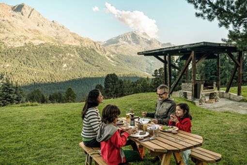 Ein Picknick mit Blick auf die Berge - die Schweiz ist das ideale Ziel für einen Familienurlaub.