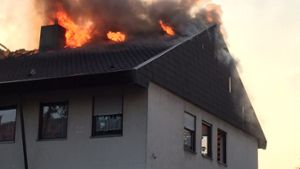 Helle Flammen schlagen aus dem Dachstuhl dieses Hauses in Stuttgart-Sillenbuch. Foto: Fotoagentur Stuttgart