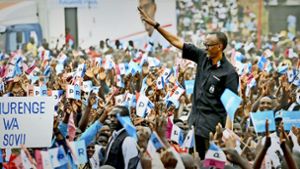Der ruandische Präsident Paul Kagame lässt sich bei einer Wahlkampfkundgebung feiern. Foto: dpa