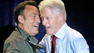 Der Sänger Bruce Springsteen (links) mit dem ehemaligen US-Präsidenten Bill Clinton. Foto: Spang