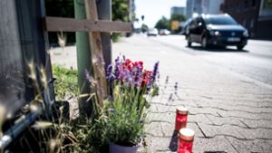 Ein Kreuz steht in Mönchengladbach nahe der Unfallstelle, wo am 17. Juni ein 38-jähriger Fußgänger bei einem illegalen Autorennen getötet wurde. Foto: dpa