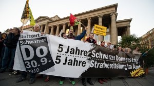 Stuttgart 21-Gegner am 5. Jahrestag des „Schwarzen Donnerstags“ am Stuttgarter Schlossplatz Foto: dpa