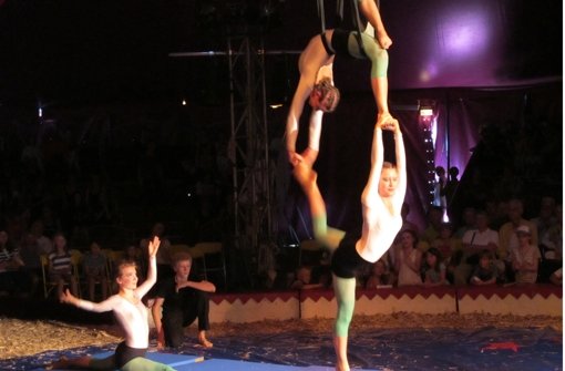 Drei Schülerinnen zeigen Tuchakrobatik im  Circus Calibastra Foto: Malte Klein