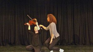 Choreografin und Tänzerin Eva Baumann (l.) sowie Violinistin Biliana Voutchkova zeigten Ausschnitte aus ihrem Programm. Foto: Petra Mostbacher-Dix