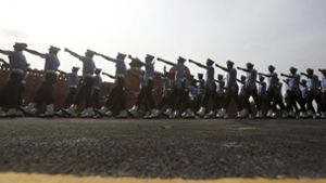 Indische Soldaten der Luftwaffe maschieren am 13. August 2017 in Neu Delhi in Indien anlässlich einer Parade zum 70. Jahrestag Indiens Unabhängigkeit. Foto: AP