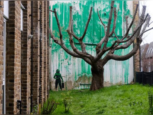 Banksy ließ in London einen kahlen Baum ergrünen. Foto: imago/Cover-Images