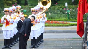 Kim wurde am Freitag in Hanoi von Vietnams Staatschef Nguyen Phu Trong mit militärischen Ehren empfangen. Foto: AFP