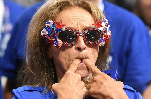 Diese Delegierte macht nicht nur mit Pfiffen, sondern vor allem auch mit ihrer ungewöhnlichen Sonnenbrille auf sich aufmerksam. Foto: AFP