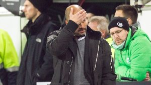FC-Bayern-Trainer Pep Guardiola kanns nicht fassen: Sein Team hat zum Auftakt der Rückrunde eine 1:4-Packung beim VfL Wolfsburg kassiert. Hier gibts die Bilder. Foto: dpa