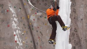Filigran, aber anstrengend: Auch erfahrenen Klettersportler mühen sich an der Eissäule an der Außenanlage des DAV-Kletterzentrums ab. Foto: Cedric Rehman