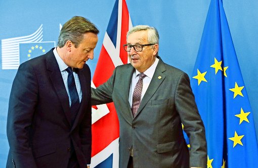 David Cameron (li.) wird von Jean-Claude Juncker zum EU-Gipfel empfangen. Foto: dpa