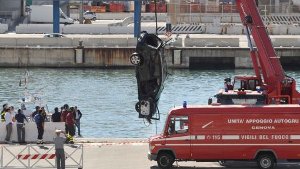 Das Auto eines Stuttgarter Paars stürzte von einer Fähre ins Hafenbecken von Genua. Die beiden jungen Touristen sind ertrunken. Foto: dpa