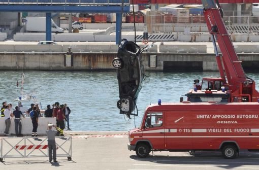 Das Auto eines Stuttgarter Paars stürzte von einer Fähre ins Hafenbecken von Genua. Die beiden jungen Touristen sind ertrunken. Foto: dpa
