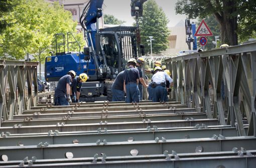 Eine Stahlkonstruktion entlastet nun die marode Brücke über den Hammerkanal. Allerdings müssen die Anschlüsse am Montag noch nachgebessert werden. Foto: Horst Rudel