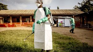 Ein Hygieniker vor einer Ebola-Klinik in der kongolesischen Stadt Beni Foto: AFP