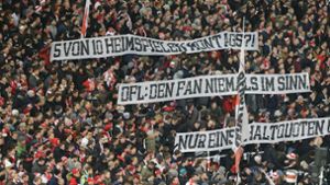 Fans im Stadion schauen sich gemeinsam friedlich die Partie des VfB Stuttgart und 1. FC Nürnberg an. Vor dem Spiel soll es zu zwei Überfällen auf Nürnberg-Anhänger gekommen sein. (Symbolbild) Foto: Pressefoto Baumann