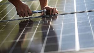 Aus Sicht des Solar Clusters Baden-Württemberg müssten Unternehmen schon aus Gründen der Rendite an Solarmodulen auf dem Firmendach interessiert sein. Foto: dpa/Marijan Murat