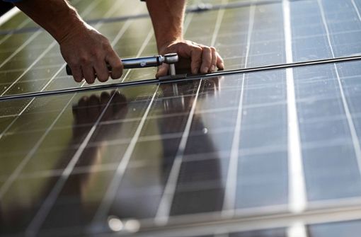 Aus Sicht des Solar Clusters Baden-Württemberg müssten Unternehmen schon aus Gründen der Rendite an Solarmodulen auf dem Firmendach interessiert sein. Foto: dpa/Marijan Murat
