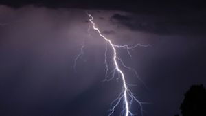 Blitze gehen während eines Gewitters über dem sächsischen Radebeul nieder (Archivbild). Foto: Robert Michael/dpa-Zentralbild/d/Robert Michael
