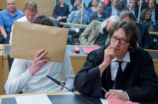 Der Prozess um den gewaltsamen Tod der Studentin Tugce hat in Darmstadt begonnen. Der Angeklagte Sanel M. (links) sitzt mit seinem Verteidiger im Gerichtssaal. Foto: dpa