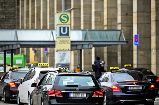 Den Taxiunternehmen in Stuttgart ist das Geschäft weggebrochen. Viele bangen um ihre Zukunft. In anderen Städten gibt es bereits einen enormen Aderlass. Foto: Lichtgut/Max Kovalenko