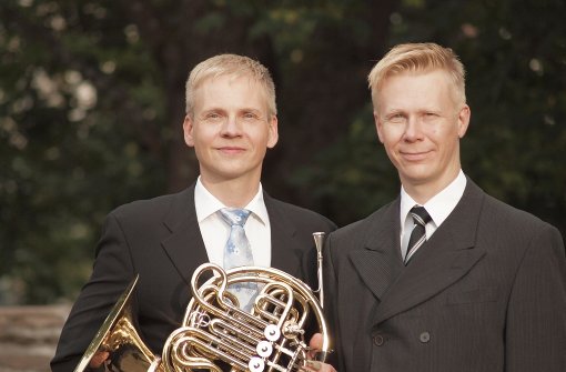 Jan Lehtola (rechts)  präsentiert zusammen mit dem Hornisten Petri Komulainen  in der Stadtkirche Bad Cannstatt eine Sonate für Horn und Orgel von Axel Ruoff. Foto: Veranstalter