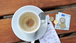 Ein Kaffee im Restaurant könnte künftig wieder teurer werden: die Mehrwertsteuer wird von 7 auf 19 Prozent angehoben. Foto: dpa/Tobias Hase