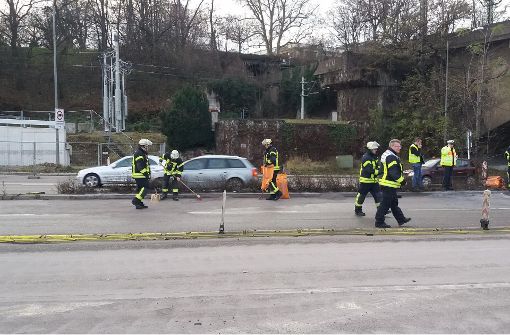 Die Feuerwehr streute die Straße ab, um den ausgelaufenen Kraftstoff zu binden. Foto: 7aktuell.de/Jens Pusch