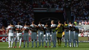 Vor dem Spiel gegen Eintracht Frankfurt: Schweigeminute für Gerhard Mayer-Vorfelder Foto: dpa