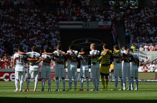 Vor dem Spiel gegen Eintracht Frankfurt: Schweigeminute für Gerhard Mayer-Vorfelder Foto: dpa