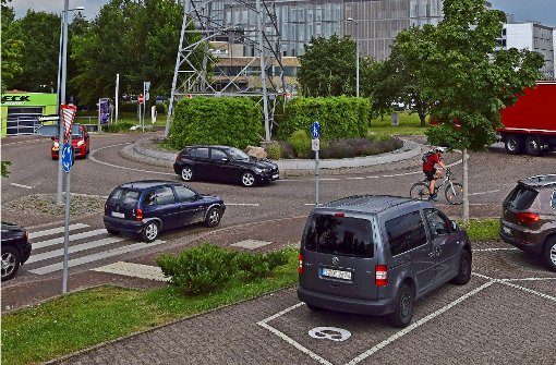 Im Feierabendverkehr  haben die Autofahrer aus dem Gewerbegebiet Fasanenhof-Ost oft große Probleme, sich in den Kreisverkehr einzufädeln. Foto: Archiv Alexandra Kratz