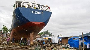 Inmitten einfacher  Behausungen liegt die „Cebu“ – ein immer noch nicht geborgenes Schiff Foto: Siefert
