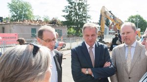 Landesinnenminister Reinhold Gall besucht am Dienstag Weissach – hier ist am Montag ein Haus abgebrannt, in dem in zwei Wochen Flüchtlinge einziehen sollten. Foto: dpa