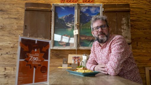 Tobias Meyer ist „einen Mutschritt“ gegangen: Er hat den Preis für den Mittagstisch im Tobi’s auf 7,90 Euro gesenkt. Foto: Lichtgut/Leif Piechowski